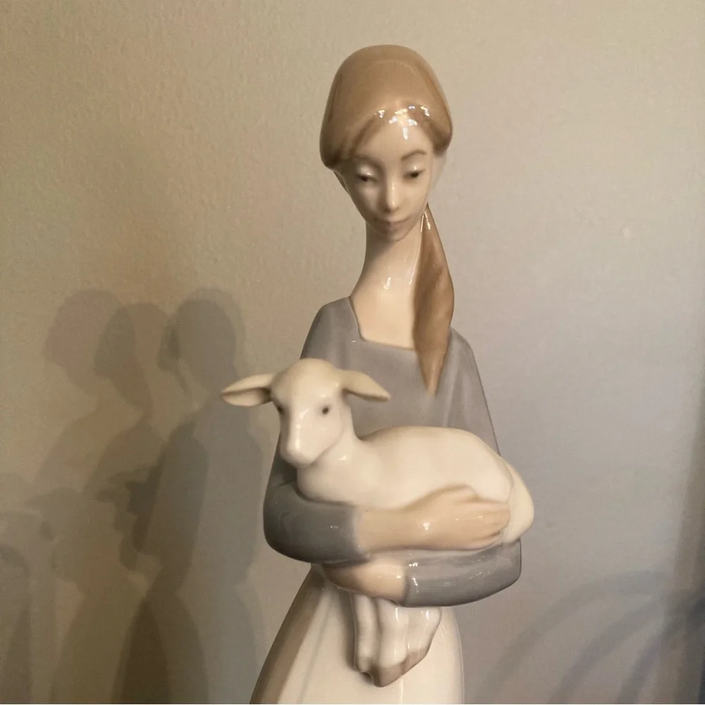 Lladro Girl With Lamb figurine - Picture 3 of 8